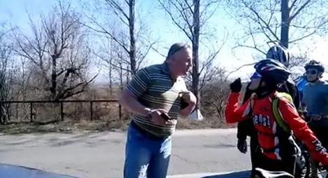 Мнимият прокурор, газещ колоездачи, работи като шофьор в СРП