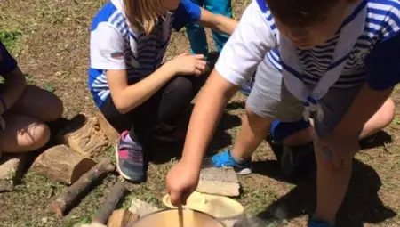 И малките скаути дадоха своя принос за вкусните гозби на бате Асен.