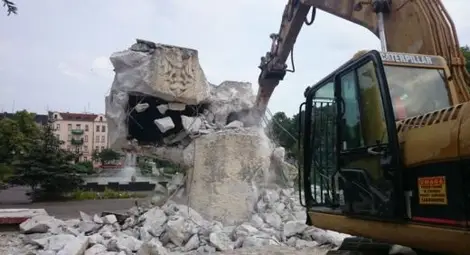 Полша вбеси Русия с премахване на съветски паметник Полша вбеси Русия с премахване на съветски паметник