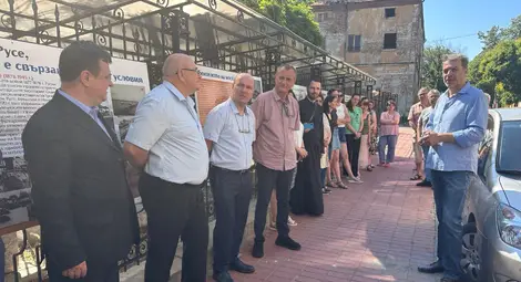 Откриха изложба, посветена на 70-годишнината от построяването на Моста на дружбата