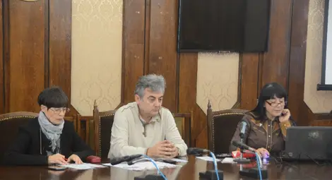 Градската елха грейва  в ярки светлини в петък