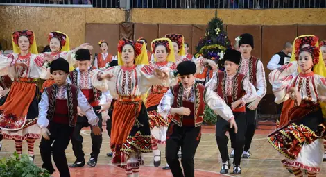 Малки и големи танцьори мериха сили в такт 7/8 на коледното надиграване