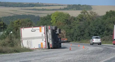 Задрямал шофьор обърна ТИР на Мойсев баир