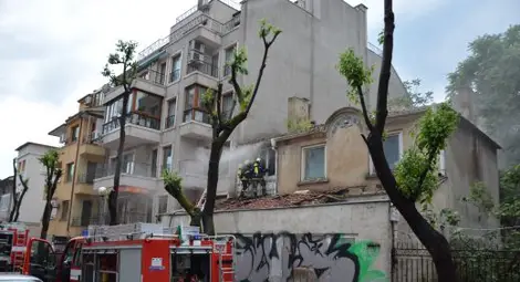 Клошари подпалиха матрак и всяха паника в центъра на Варна