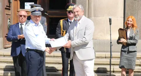 Директорът на полицията отличен със знака на областния управител