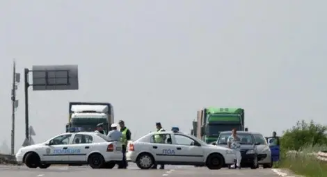 Три патрулки не можаха да догонят пернишки „Опел“, закопчаха шофьора, като му свърши бензинът Три патрулки не можаха да догонят пернишки „Опел“, закопчаха шофьора, като му свърши бензинът