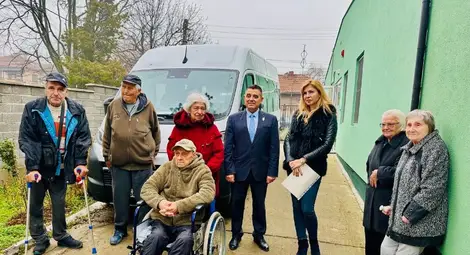 Два нови буса служат на хора с увреждания Два нови буса служат на хора с увреждания