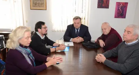 Директорът на операта Иван Кюркчиев /в средата/ с екипа си.  Снимка: Бисер ТОДОРОВ