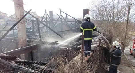 Клошар запали къща на &bdquo;Жилфонд&ldquo; с превърната в печка метална кофа