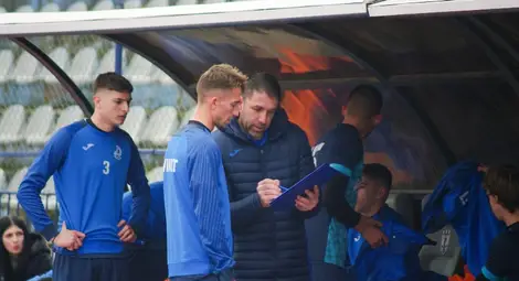 Старши треньорът на &bdquo;Дунав&ldquo; Георги Чиликов даде възможност за игра на всички момчета от пейката. 					   Снимка: Страница на ФК &bdquo;Дунав&ldquo; във фейсбук.