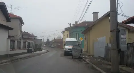 Контейнерът на платното и паркираният зад него бус превръщат „Згориград“ в иглени уши. Снимки: „Утро“ Контейнерът на платното и паркираният зад него бус превръщат „Згориград“ в иглени уши. Снимки: „Утро“