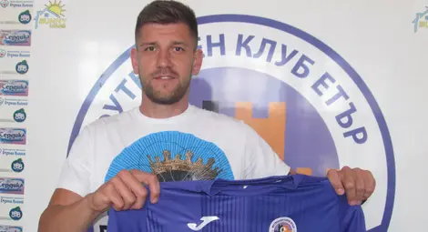 Красимир Станоев побърза да облече виолетовата фланелка. Снимка: Интернет Красимир Станоев побърза да облече виолетовата фланелка. Снимка: Интернет