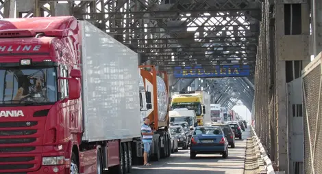 Ремонтът на Дунав мост удължава преминаването с близо час