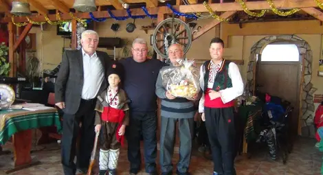 Ветеран музикант свири с цигулка от цар Борис за юбилея на оркестър &bdquo;Етър&ldquo;