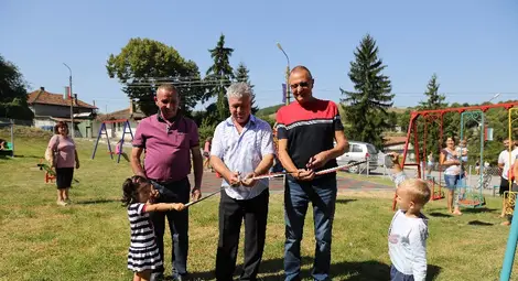 Депутатът Пламен Нунев и кметовете на Борово и Батин прерязаха лентата на площадката. 		              Снимка: ГЕРБ