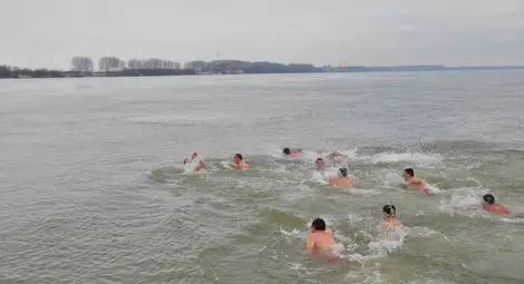 Задържаха разголилия се неприлично при хвърлянето на кръста