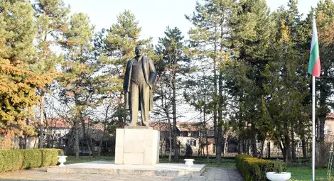 Единственият оцелял паметник на Ленин у нас се намира в Новград, община Ценово, и селото ревниво го пази и поддържа. Снимка: Архив „Утро“ Единственият оцелял паметник на Ленин у нас се намира в Новград, община Ценово, и селото ревниво го пази и поддържа. Снимка: Архив „Утро“