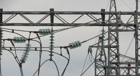 Прогнозират между 15 и 30 на сто поскъпване на тока за бита от лятото