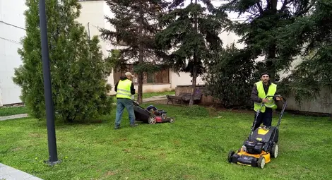 Продължава косенето на зелените площи и пръскането срещу кърлежи в Русе - вижте графика /галерия/