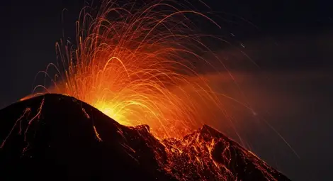 Вулканът Етна изригва /видео/