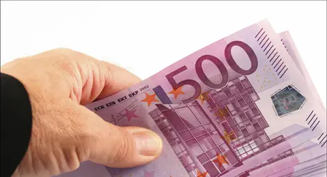 Задържани са 5 души, опитали да изтеглят 360 000 евро Задържани са 5 души, опитали да изтеглят 360 000 евро