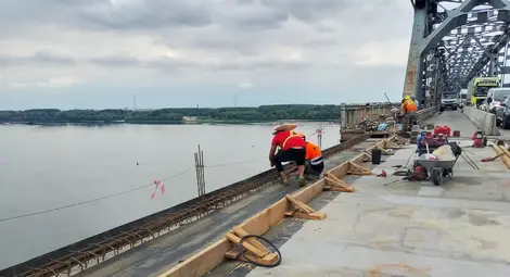Завърши монтажът на всички корнизни панели в участък с дължина 320 м от Дунав мост при Русе