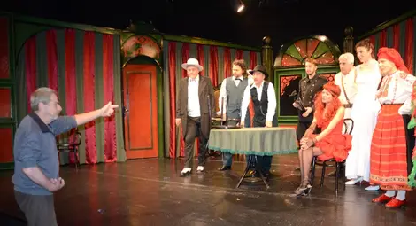 Йосиф Сърчаджиев /вляво/ е режисьор на &bdquo;Дуелът&ldquo;, чиято премиера е в понеделник.                Снимка: Красимир СТОЯНОВ