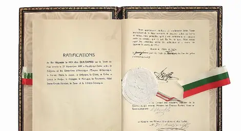 Документът за ратификация от страна на България на разкъсалия държавата ни диктат. Подписите са на цар Борис III, премиера Александър Стамболийски и министъра на външните работи и вероизповеданията Михаил Маджаров. Документът за ратификация от страна на България на разкъсалия държавата ни диктат. Подписите са на цар Борис III, премиера Александър Стамболийски и министъра на външните работи и вероизповеданията Михаил Маджаров.