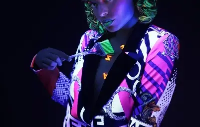 Неон в косите, искри в очите