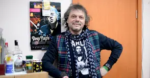 Оги рисува розови прасенца в подкрепа на Детската опера