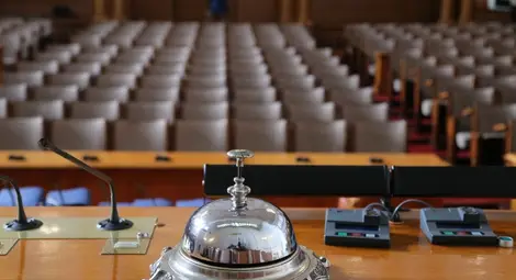 Парламентът изненадващо отложи по-тежките санкции срещу отсъстващите депутати
