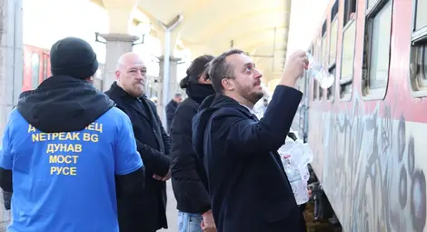 Ръководителят на Представителството на Европейската комисия в България Цветан Кюланов (вдясно) посети пунктовете за подкрепа на бежанци на Дунав мост и Централна гара.