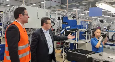 Д-р Христов показа на госта производствените линии. Снимка: &bdquo;ВИТТЕ Аутомотив&ldquo;