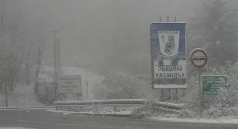 Движението в прохода Шипка е затруднено, десетки закъсали коли 