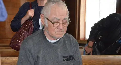 Похотлив убиец докаран в съда в инвалидна количка