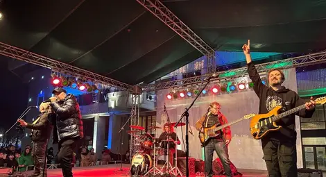 Русе посрещна новата 2024 година с пълен площад и много настроение /галерия/