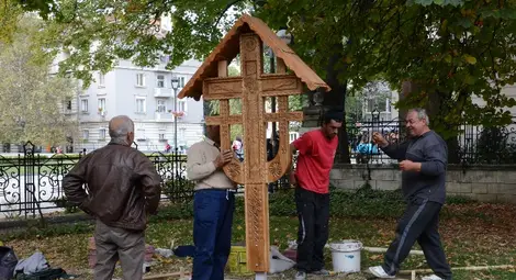 Румънци дариха дърворезбован кръст на храма &bdquo;Света Троица&ldquo;