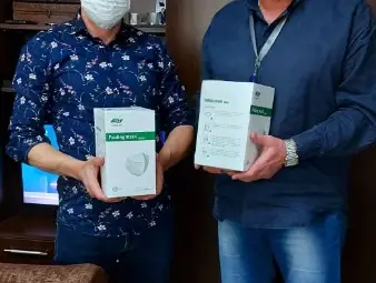 6350 лева дари Окръжният съд в Русе на болница &bdquo;Канев&ldquo; в подкрепа в борбата й с епидемията от коронавирус. С парите ще купят защитни и предпазни облекла за медиците и дезинфекционни средства. Дарителски жест направи и собственикът на &bdquo;Нетуъркс България&ldquo; Свилен Максимов /на снимката с директора наболницата Иван Иванов/, който осигури за медиците на първа линия в Инфекциозното отделение 100 предпазни маски с висока защита. Снимка: УМБАЛ &bdquo;Канев&ldquo;