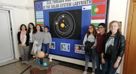 Таблото със Слънчевата система, изготвено от русенските ученици, и част от участниците в  международната среща.                                                                                                      Снимка: СУЕЕ