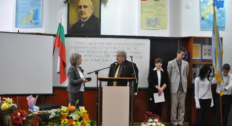 Гимназия &bdquo;Буров&ldquo; чества 90-годишен юбилей