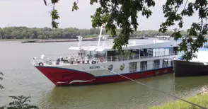 Кораб спря в Русе заради турист в критично състояние