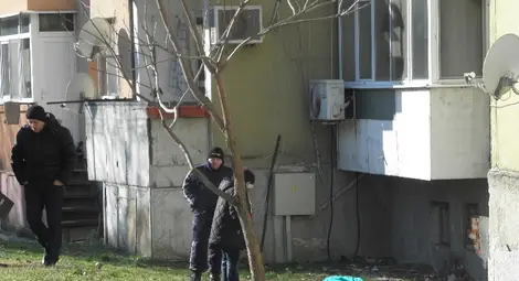 Мъж пробва да се обеси на 7-ия етаж, въжето се скъса и той загина