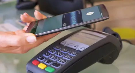Половината българи биха  плащали с телефона си
