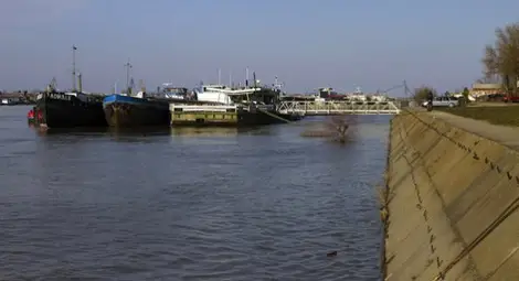 Баржа с 850 т. торови препарати потъна в Дунав