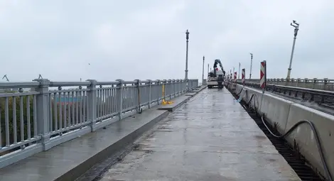 Монтират реставрирания пешеходен парапет на Дунав мост при Русе