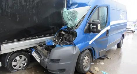 Бус на &bdquo;Еконт&ldquo; се заби в спрял товарен автомобил