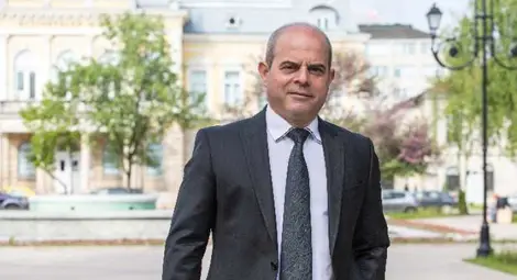 Съветници вдигат заплатата на кмета Стоилов на 2100 лева Съветници вдигат заплатата на кмета Стоилов на 2100 лева