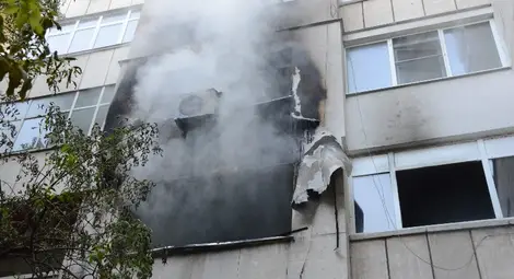 Малък котлон на голяма бутилка взриви вход в блок &bdquo;Съединение&ldquo;