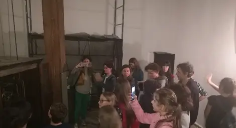 Механизмът на стария часовник предизвика най-голям интерес сред децата в нощта на музеите.                   Снимка: Архив