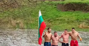 18-годишният Преслав спаси кръста в Кошов, ледено хоро се изви в Черни Лом